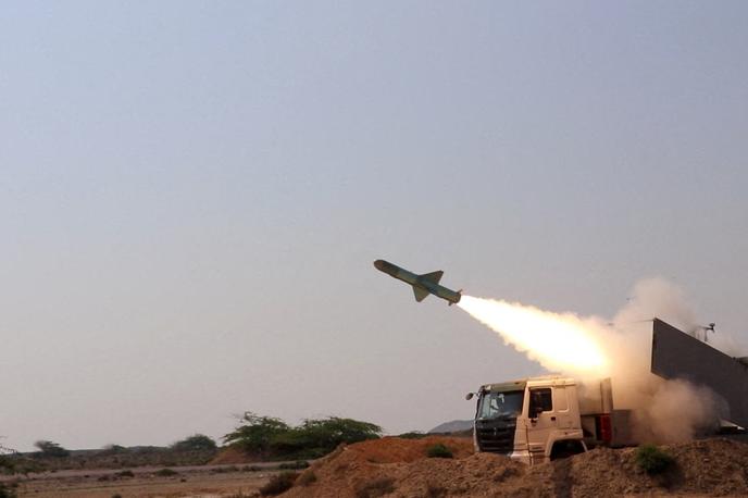 Iran | Vojska je pripravljena na morebitne napade na Iran že v soboto, vendar se bo časovni okvir za napad verjetno podaljšal preko tega vikenda, ker Trump še ni sprejel odločitve, je poročala ameriška televizija CBS. | Foto Reuters