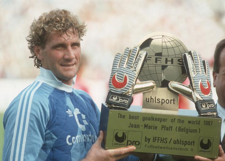 Njegov vratarski vzornik je bil Belgijec Jean-Marie Pfaff, ki je blestel v vratih Bayerna. Leta 1987 je bil izbran za najboljšega vratarja na svetu. "Spominjam se, kako sem bil vesel, ko mi je oče iz Münchna prinesel prve vratarske rokavice. Bile so točno takšne, kakršne je nosil Pfaff," nam je povedal Strajnar. | Foto: Guliverimage
