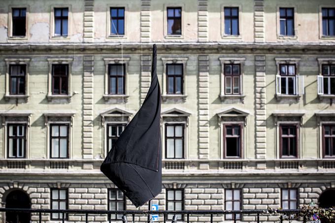 Tomaž Pandur je umrl včeraj v Skopju, star je bil 53 let. SNG Drama Ljubljana je danes izobesila črno zastavo.  | Foto: Matej Leskovšek