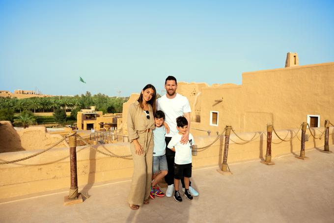 Družina Messi je prejšnji teden v sklopu poslovnega sodelovanja s Savdsko Arabijo obiskala to bogato deželo. | Foto: Reuters