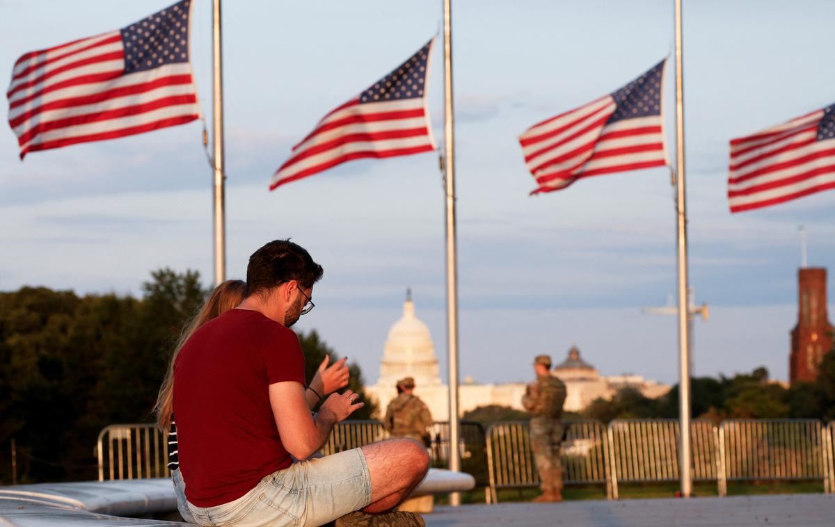 nacionalna garda, Washington | S ciljem zatiranja kriminala in v podporo izgonu nezakonitih priseljencev je Donald Trump nato v več ameriških mest, ki jih vodijo demokrati, poslal tudi nacionalno gardo, kar je sprožilo množične proteste. Med temi mesti je tudi prestolnica, ki ga zaradi tega toži. | Foto Reuters