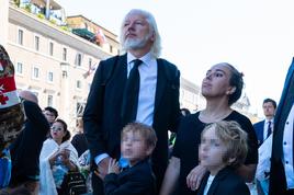 Na papeževem pogrebu tudi Julian Assange z družino