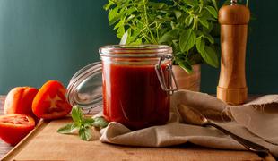 Kako lahko sami doma pripravite okusno paradižnikovo omako?