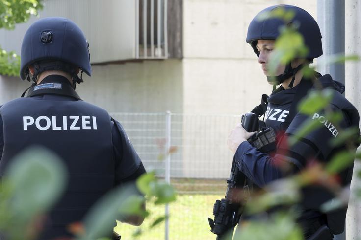 Pripadnika avstrijske policije v taktični opremi med posredovanjem. (Simbolična fotografija) | Foto: Guliverimage