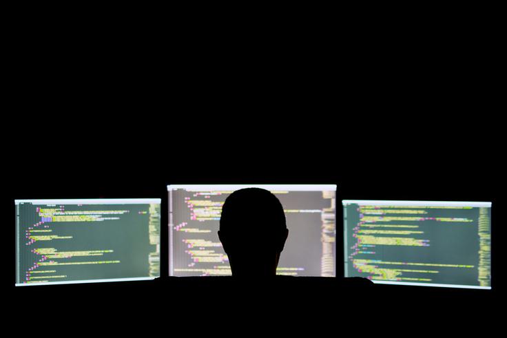 Heker, temni splet, darkweb, darkweb Preprodaja tako imenovanih vstopnic v okužene telefone naj bi potekala predvsem prek hekerskih forumov in prek namenskih tržnic na temnem spletu. | Foto: Shutterstock