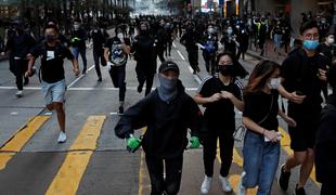 Hongkong: policija proti protestnikom spet uporabila solzivec in vodne topove