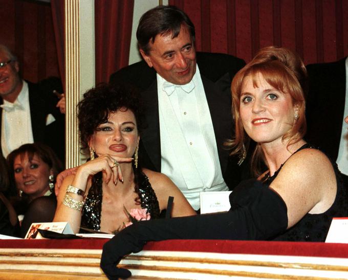 Fergie, vojvodinja yorška Sarah Ferguson, je bila na plesu v družbi Lugnerja leta 1997. | Foto: Reuters