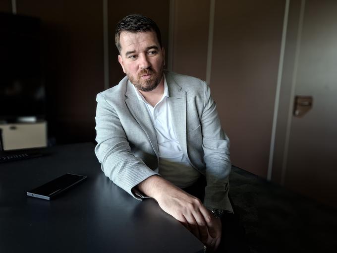 Goran Boromisa podobno kot priljubljena glasbena skupina Prljavo kazalište prihaja iz predmestja Zagreba, delavske četrti Dubrava. Če bo Olimpija danes premagala Maribor, bi lahko 37-letni Zagrebčan podobno kot pravi ena največjih uspešnic omenjene skupine, plesal vso noč. "V Ljubljani so mi povedali, da so Fužine podoben blokovski geto kot Dubrava v Zagrebu," je svojčas občudoval Zorana Zeljkovića, nekdanjega trenerja Olimpije, ki je živel ravno v Fužinah. | Foto: R. P.