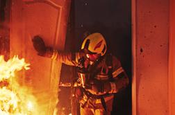 V požaru pri Šenčurju poškodovani trije gasilci