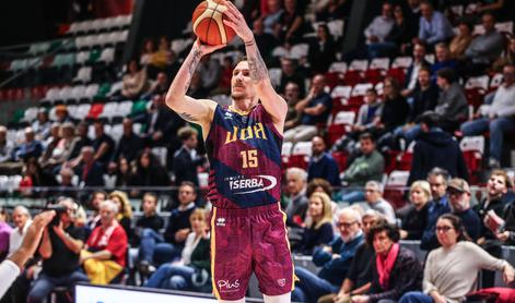 Gregor Hrovat ukradel žogo in zadel s polovice ob zvoku sirene