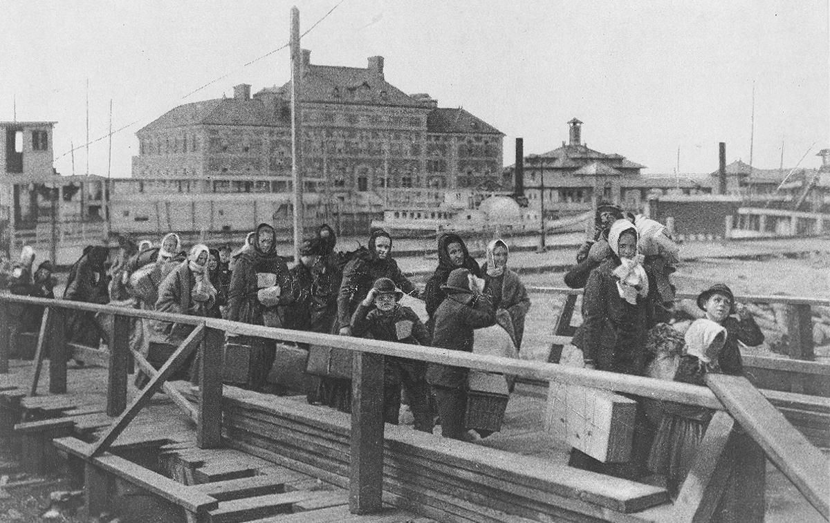 Priseljenci v ZDA | Med priseljenci, ki so konec 19. in v začetku 20. stoletja prihajali v ZDA, so bili tudi številni Slovenci. Fotografija: prihod priseljencev iz Evrope v New York leta 1902.  | Foto Wikimedia Commons