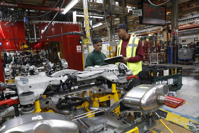 Notranjost Jaguar Land Roverjeve tovarne v Solihullu v Angliji. | Foto: Reuters