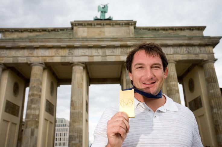 Primož Kozmus Tako je našemu fotografu poziral pred znamenitimi brandenburškimi vrati z zlato medaljo s svetovnega prvenstva leta 2009 v Berlinu. | Foto: Vid Ponikvar
