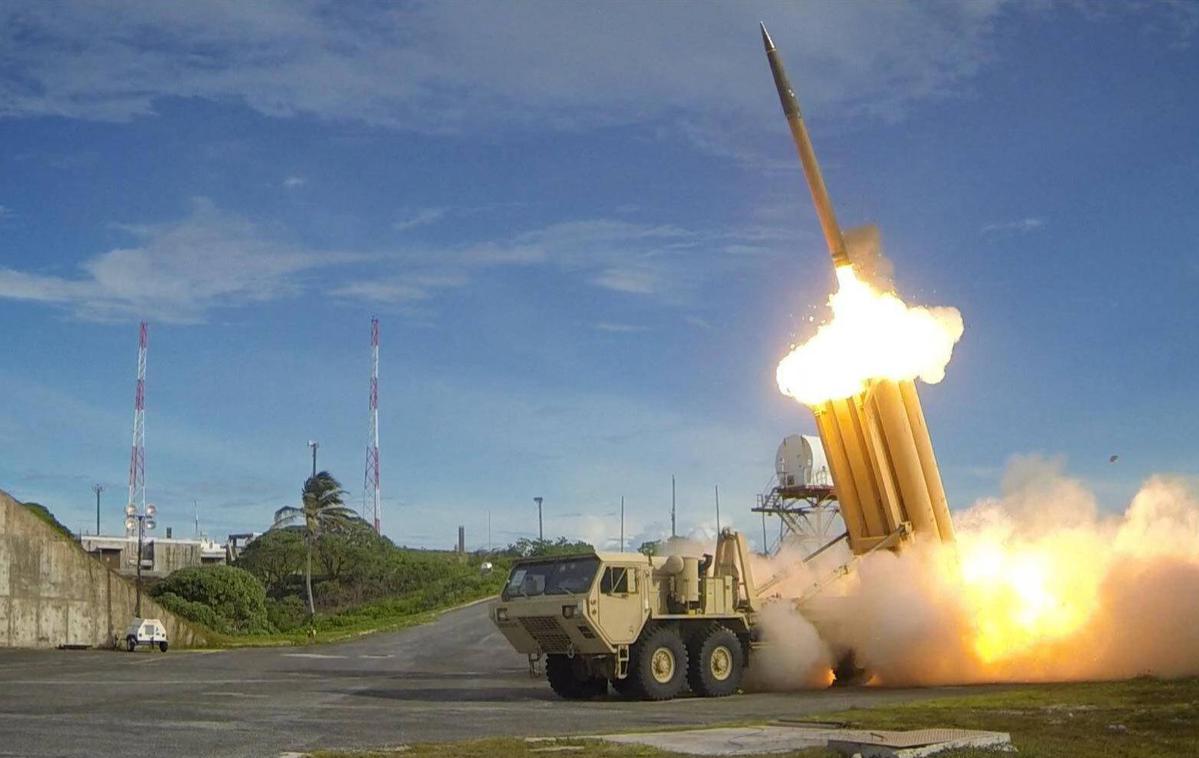 Sistem Thaad | Thaad je sistem, ki uničuje balistične rakete na visokih višinah, ko so te v končni oziroma terminalni fazi letenja. Prestrezna raketa Thaad uniči balistične rakete s kinetično energijo, tj. s tem, da trči vanjo. Na fotografiji: izstrelitev prestrezne rakete Thaad. | Foto Guliverimage