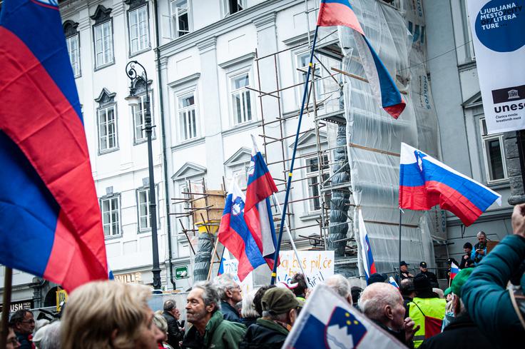 Protest pred mestno hišo proti kanalu C0 | Foto: Gaja Hanuna