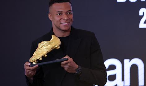 Zlata kopačka v rokah Kyliana Mbappeja