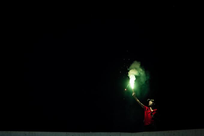 Navijač Olimpije je po tekmi splezal na streho stadiona Stožice in prižgal zeleno baklo. | Foto: Grega Valančič/Sportida