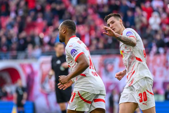 Šeško blestel ob remiju Leipziga, Bayern povozil Eintracht