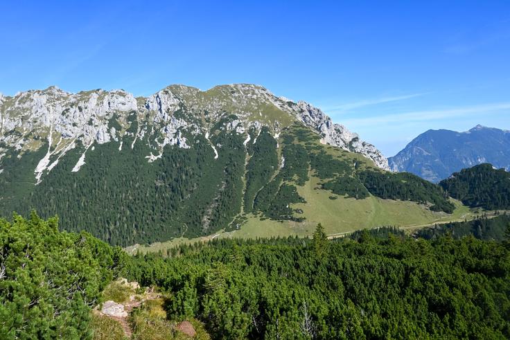 Od mejnika do mejnika po mejni črti in smo na Plešivcu, nasproti nas pa je vzhodni del grebena Košute. Desno je Ojstrc (Hochobir). | Foto: Matej Podgoršek
