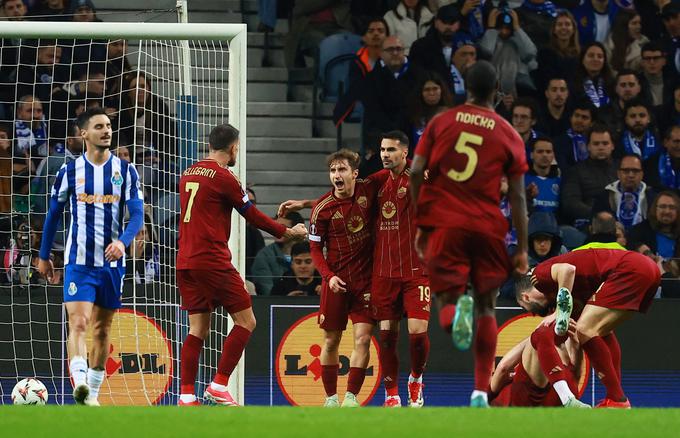 Zeki Celik se je veselil gola za vodstvo z 1:0. | Foto: Reuters