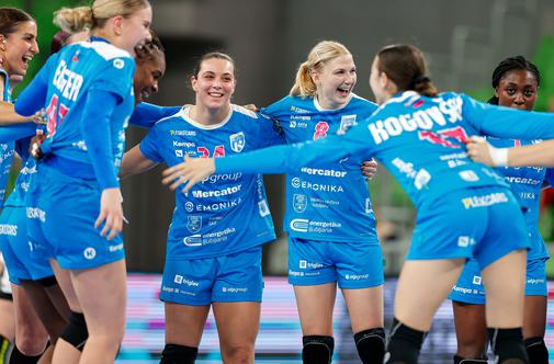 V Stožicah slavnostno že pred tekmo, nato aplavz še za prvo zmago Krimovk v ligi prvakinj