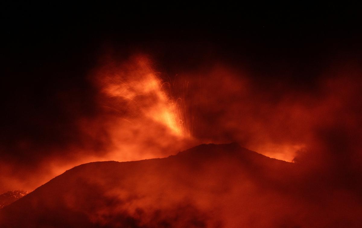 Etna | Ognjenik Etna na vzhodu Sicilije je eden najbolj aktivnih vulkanov na svetu ter pogosto bruha ogenj in pepel. | Foto Reuters