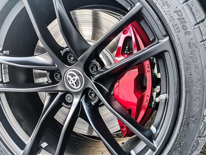 Na devetnajst palčnih platiščih so nameščene posebne športne pnevmatike Michelin z nekoliko tršo bočnico. | Foto: Gašper Pirman in Toyota