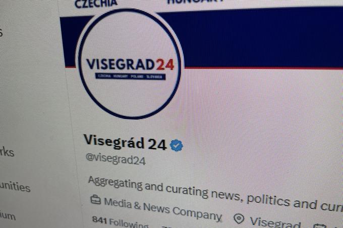 Profil Visegrad 24, ki velja za najbolj vplivnega pri širjenju vesti o aktualnem dogajanju v Izraelu, je v zadnjih dveh letih, natančneje od ruskega napada na Ukrajino, zrasel v enega največjih informativnih kanalov na Twitterju, ki novice o dogajanju v osrčju Evrope objavlja v angleškem jeziku. Kritiki so mu očitali netransparentnost, saj je bilo dolgo zelo malo znanega o tem, kdo je v ozadju in kako se medijska platforma financira, nastrojenost proti politični levici in pa tudi občasno širjenje dezinformacij. Zdaj sicer vemo, da je glavna figura v ozadju Visegrad 24 Britanec s poljskimi koreninami Stefam Tompson, čigar projekte naj bi financirala tudi poljska vlada. | Foto: Matic Tomšič