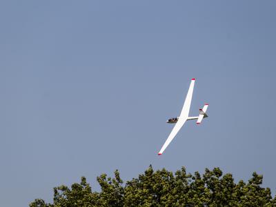 Na območju Lipc zasilno pristalo jadralno letalo, pilot ni poškodovan