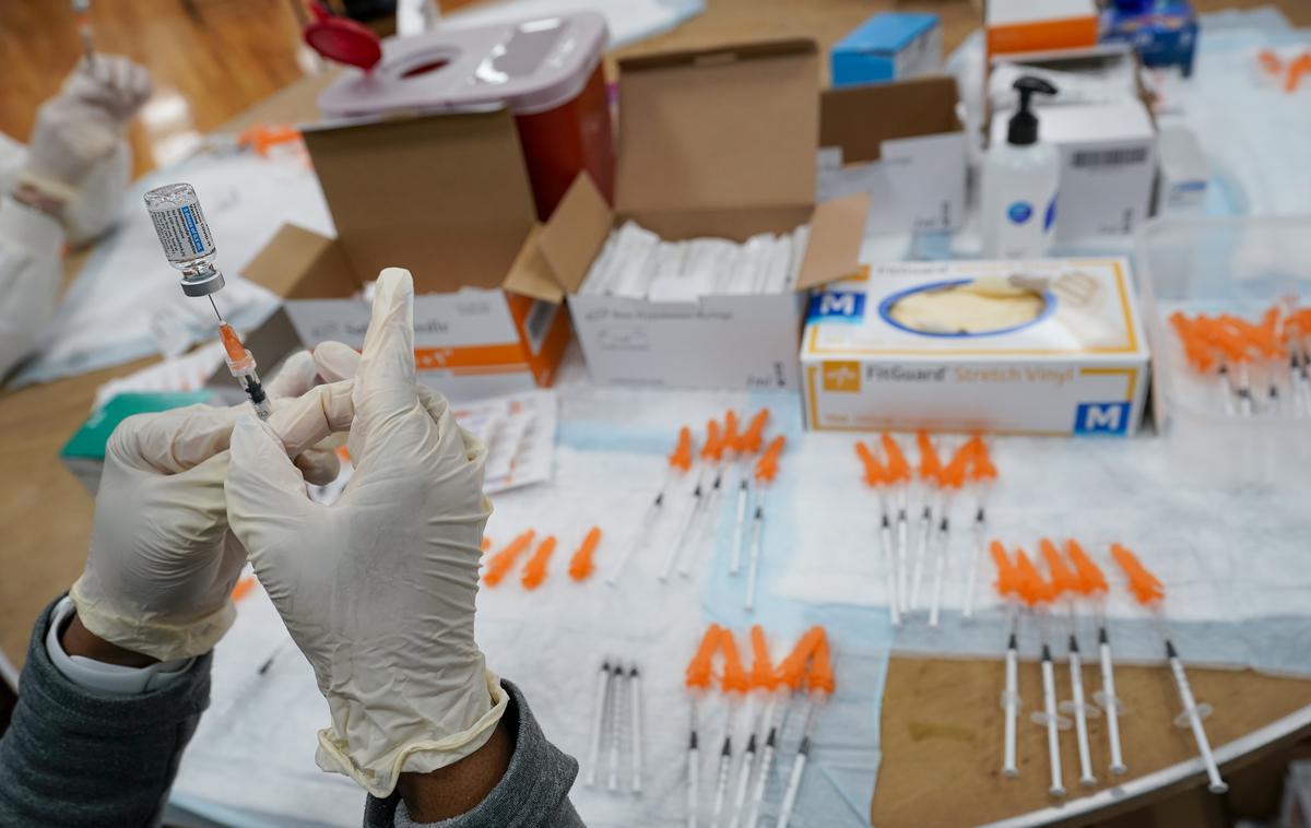 cepivo Johnson & Johnson | Evropska agencija za zdravila je začela preiskavo morebitne povezave med cepivom proti novemu koronavirusu proizvajalca Johnson & Johnson in krvnimi strdki. | Foto Guliverimage