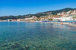 Tragedija na obali: med poskusom reševanja umrla reševalec in moški