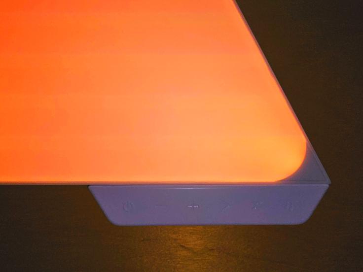 Kontrolno enoto lahko postavimo na katerikoli svetlobni element Nanoleaf Shapes, ki je posredno ali neposredno povezan z napajalnikom. | Foto: Srdjan Cvjetović
