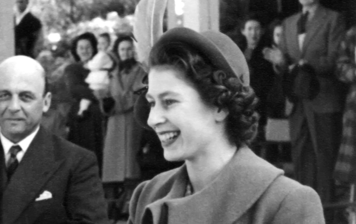 kraljica elizabeta II. | Ko je Elizabeta II. leta 1952 zasedla položaj, je bila na čelu imperija z več kot 70 kolonijami, premier pa je bil Winston Churchill. V naslednjih desetletjih so se številne od kolonij osamosvojile, imperij pa se je preoblikoval v Skupnost narodov. Velika Britanija je v tem času vstopila v EU in pozneje iz nje tudi izstopila. | Foto Shutterstock