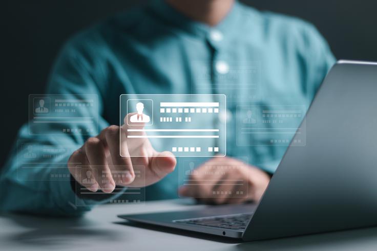 Internet nikoli ni bil zasnovan kot sistem zaupanja, temveč kot sistem povezljivosti, kar pomeni, da je identiteta v digitalnem prostoru vedno posredovana (šele) prek različnih mehanizmov preverjanja. | Foto: Shutterstock