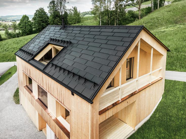 Aluminijaste solarne strešne plošče PREFA v enem izdelku združujejo streho, ki ščiti hišo pred neurjem z močnim vetrom, in fotonapetostni sistem. Fotonapetostne celice so elegantno vgrajene v strešno ploščo PREFA, da ščitijo vašo hišo in hkrati proizvajajo električni tok iz sončne energije. Inovativni izdelek PREFA je na voljo v dveh različnih velikostih in ga je mogoče kombinirati s strešno ploščo R.16 ali strešnim panelom FX.12.www.prefa.si | Foto: Hausbau Slovenija
