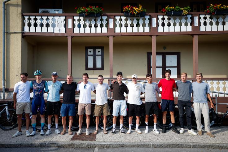 V družbi kolesarskih prijateljev, ki so se odzvali na njegovo povabilo na kriterij Tadeja Pogačarja. | Foto: Luka Kotnik