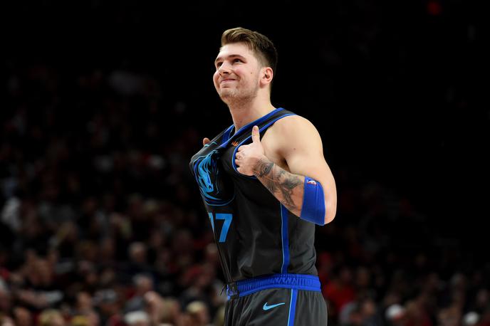 Luka Dončić | Trojka Luke Dončića je na petem mestu najboljših potez v NBA leta 2018.  | Foto Reuters