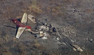 V bližini Los Angelesa strmoglavilo zasebno letalo, vsi potniki umrli #video