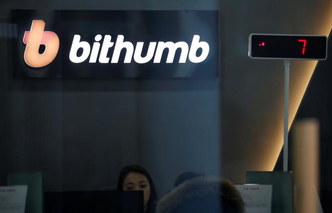 Bithumb, daleč največja borza s kriptovalutami, ki je bila zajeta v raziskavi The Tie, trdi, da ima skoraj 25 milijard evrov mesečnega prometa. Analiza medtem kaže drugačno sliko, in sicer naj bi Bithumb mesečno "obrnil" samo 1,1 milijarde evrov. | Foto: Reuters