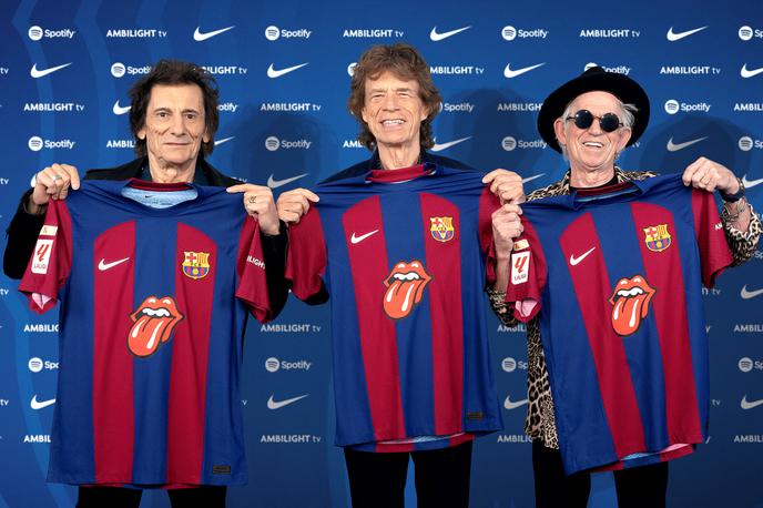 Rolling Stones Barcelona | Tako so v dresih Barcelone, s katerimi bodo izbranci Xavija nastopili proti madridskemu Realu, pozirali člani "neuničljive" skupine Rolling Stones Ronnie Wood, Mick Jagger in Keith Richards. | Foto Reuters