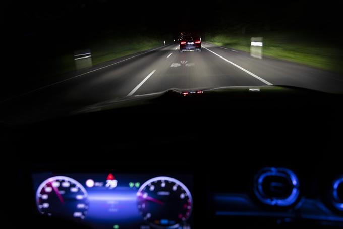 Mercedesovi napredni digitalni žarometi na cesto projicirajo razne simbole in znake, s katerimi voznika varno vodijo po cesti.  | Foto: Mercedes-Benz AG