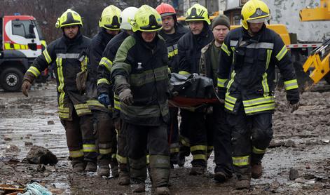 Število žrtev ruskih napadov v Ukrajini raste, v Kursku zadeta šola