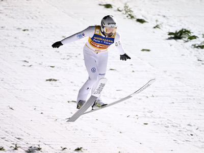 Močan veter odpihnil drugo tekmo skakalcev v Ruki