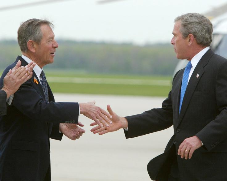 Tako je senator George Voinovich leta 2003 v svojem Ohiu pozdravil takratnega predsednika ZDA Georgea W. Busha. | Foto: Reuters