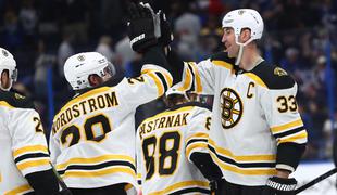 Boston prekinil zmagovalni niz Philadelphie Flyers, tudi liga NHL bo čutila koronavirus