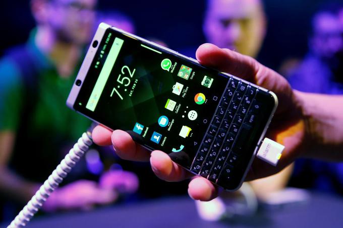Nekoč 20-odstotni tržni delež, zadnje leto pa niti ena desetinka odstotka - kanadski BlackBerry se še vedno vztrajno izogiba neizogibnemu. | Foto: Reuters