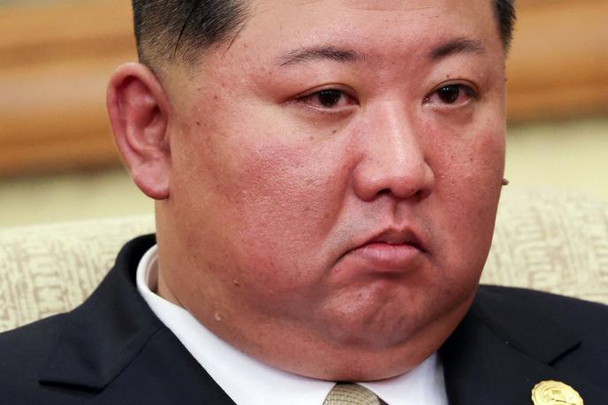 Kim Jong Un | Iz pričevanj je razvidno, da so prebivalci, potem ko je leta 2011 na oblast prišel sedanji voditelj Kim Džong Un, upali, da se bo njihovo življenje izboljšalo. Kim jim je namreč obljubljal, da jim ne bo več treba zategovati pasov pri hrani, napovedoval gospodarsko rast in hkrati zaščito države vzporedno z nadaljnjim razvojem jedrskega orožja. Pričakovanja se niso uresničila, pravijo pričevalci, ki so pobegnili iz Severne Koreje.  | Foto Reuters