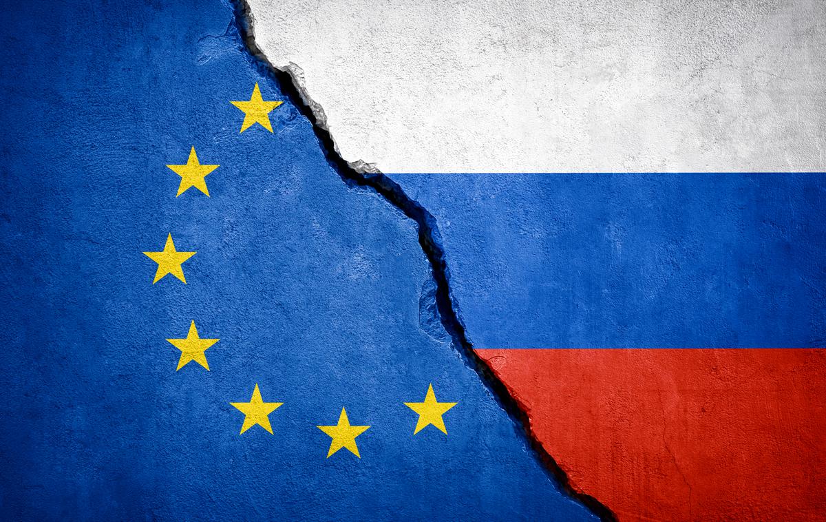 Rusija, EU, ruska zastava | Bruselj med drugim predlaga vzpostavitev evropskega odbora za pripravljenost obrambne industrije, v okviru katerega bodo komisija, visoki zunanjepolitični predstavnik unije in države članice načrtovali skupno naročanje vojaške opreme, je pojasnila. | Foto Shutterstock