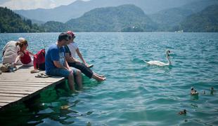 Slovenska jezera in reke letos niso za zmrzljive kopalce