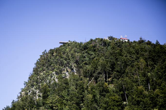 Kako nevarno je stanje na razgledni ploščadi, je razvidno s te fotografije. Ploščad brez varnostne ograje povsem na koncu se namreč nahaja nad strmim gozdnatim pobočjem na 585 metrov visoki Krniški gori. | Foto: Ana Kovač